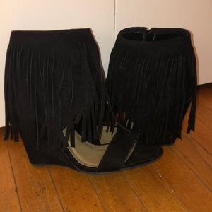 Fringe wedge sandal!